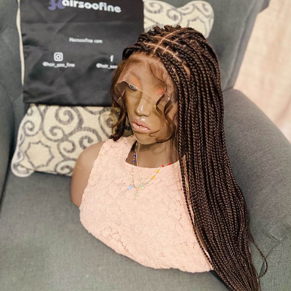 Medium knotless braided wig